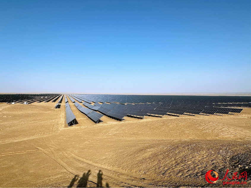 星空tiyu十四师昆玉100万千瓦光伏基地。人民网记者 杨睿摄