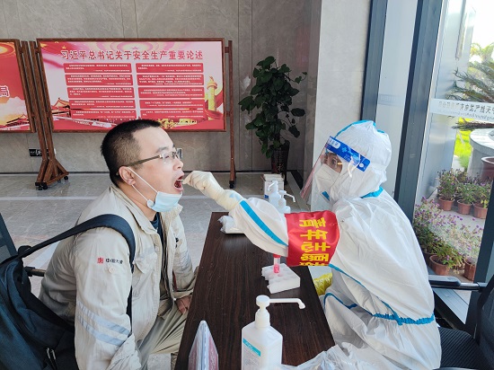 图2：青年志愿者变身”大白“为职工做核酸.jpg