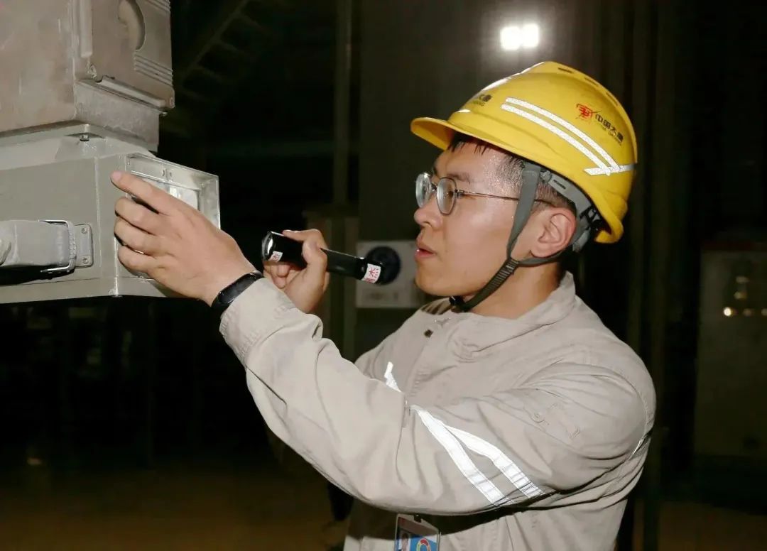 星空tiyu王滩发电公司严格执行巡检、定期工作计划安排，每日按照巡检路线对各类设备进行全面巡查，出现异常及时处理，确保实现夏季大负荷期间各类问题动态清零。.jpg
